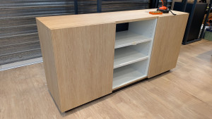 Photo de galerie - Pose adhésif effet bois sur meuble