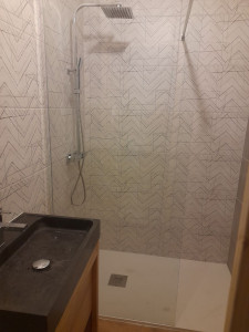 Photo de galerie - Construction d'une salle de bain avec meuble vasque et le receveur ( bac a douche) installation de la colonne de douche et la paroi de douche 