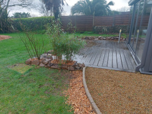 Photo de galerie - Réalisation de parterre autour d'une terrasse. 