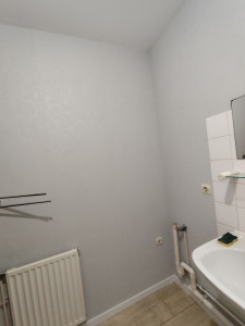 Photo de galerie - Pose de papier peint, peinture plafond, peinture porte et plinthe en bois