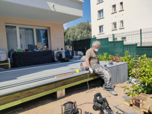 Photo de galerie - Création d'une terrasse surélevée de 18 m2 en lames composite 