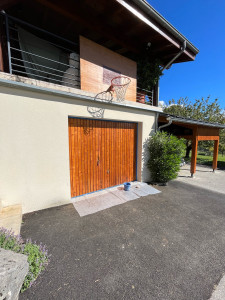 Photo de galerie - Application d’un beau lasure sur une porte de garage.