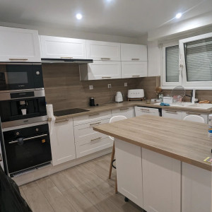 Photo de galerie - Création de la cuisine en totalité de A à Z création de plan de la mise en place et de la mise en place des meubles avec un îlot central fait par nos soins