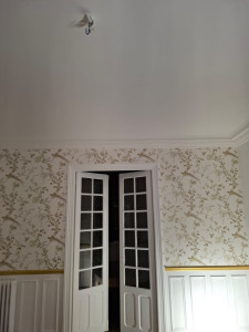 Photo de galerie - Pose de moulures et de papier peint.
