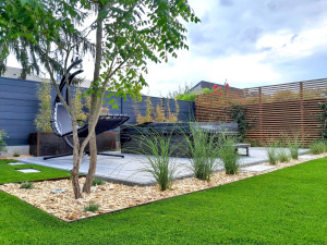 Photo de galerie - Aménagement paysager complet d’un espace extérieur.

Création d’une terrasse, mise en place de bordures, plantation de végétaux et réalisation de massifs décoratifs avec paillage. Intégration d’éléments modernes pour structurer l’espace 