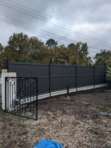 Photo de galerie - Pose la nouvelle clôture avec panneau rigide et occultant