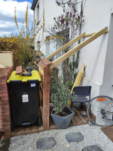Photo de galerie - Création abris vélo-poubelle (en cours de réalisation) 