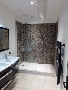 Photo de galerie - Réalisation complète d’une salle de bain. Comprenant:
- revêtement de sol,           - placo plâtre 
- faïence.                               - luminaire 
-pose de sanitaires 
-peinture 
-plomberie 
 