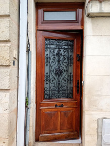 Photo de galerie - Remise en lasure d'une porte d'entrée et peintures des ferraille en noir 