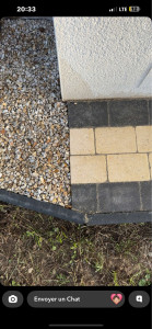 Photo de galerie - Aménagement extérieur avec pose de pavés sur une partie et réalisation d’un espace en gravillons avec stabilisateur pour une meilleure tenue dans le temps.