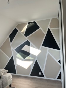 Photo de galerie - Mur en peinture avec forme triangulaire