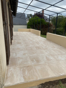 Photo de galerie - Piquage de dalle béton au marteau-piqueur pour suppression de la couche existante, préparation du sol pour pose carrelage extérieur.