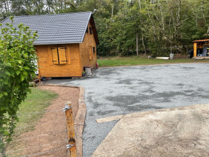 Photo de galerie - Pose de traverse de chênes et réalisation d’un parking en castine grise