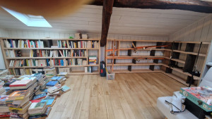 Photo de galerie - Bibliothèques sur mesures en hévéa épaisseur 33 mm. Finitions Huiles Rubio bi-ton