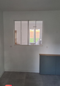 Photo de galerie - APRÈS : création d'une cloison et pose d'une verrière dans une cuisine 

