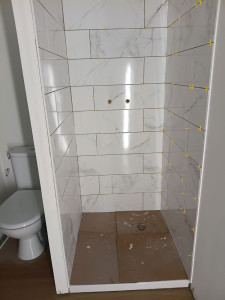 Photo de galerie - Douche avec bac 800×800 avec fiance murale 200×600 blanc 
