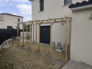 Photo de galerie - Création d une structure bois mur en enclos a chat.
