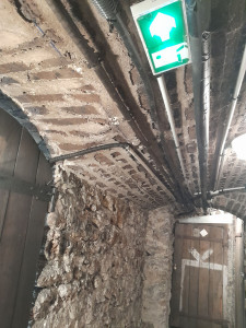 Photo de galerie - Passage d'une alimentation électrique dans une cave divisé en quatre pièces, plus montage de luminaires, prises de courant, et interrupteur.