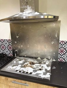 Photo de galerie - Lydiaclean :Besoin de redonner tous son éclat à vos plaques de cuisson et haute aspirante ? Contactez-nous, nous sommes là