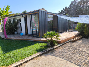 Photo de galerie - Terrasse en bois exotique autour d'un container 