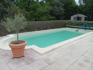 Photo de galerie - Après nettoyage karcher professionnel terrasse joint margelles, pompe et filtre a sable piscine
