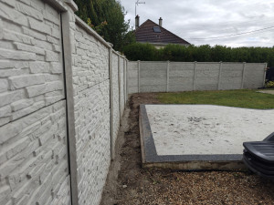 Photo de galerie - Installation d'une clôture en béton de 2m10 de haut sur 30m de long