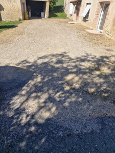 Photo de galerie - Nettoyage de parking en gravier 
