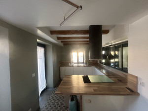 Photo de galerie - Peinture d’une cuisine. 