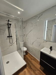 Photo de galerie - Création d'une nouvelle salle de bain :
- placo 
- carrelage 
-plomberie
- pose equipements sanitaires
- electricité
- peinture et parquet
- vmc