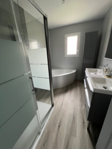 Photo de galerie - Pose d'une douche mise en peinture du carrelage et pose d'un meuble sous évier et miroir