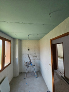 Photo de galerie - Faux plafond salle de bain.
La suite en carrelage et faïence bientôt.