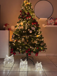Photo de galerie - A l’approche des fêtes, voici une idée de la décoration du salon d’une mamie qui reçoit ses petits enfants pour Noël. 