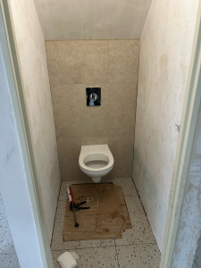 Photo de galerie - Pose d’un bâti-support avec placo et carrelage sur le mur du fond