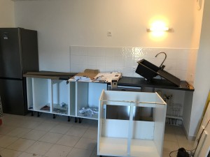 Photo de galerie - Installation cuisine en-cours de montage