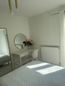 Photo de galerie - Avant, cette pièce était sombre et toute en bois. Aujourd’hui, elle est lumineuse, moderne et chaleureuse. Sol, murs, finitions : tout a été refait par mes soins.