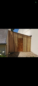 Photo de galerie - Ici l'autre côté du carport côté jardin.
pour la réalisation de ces planches en chaîne de 3 cm d'épaisseur j'ai abattu moi-même le chêne de mon client, et avec ma scierie mobile.
j'ai fait ces planches. 


