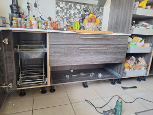 Photo de galerie - Pendant, la pose de revêtements vinyle sur meuble de cuisine.