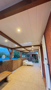 Photo de galerie - Création d’un lambris PVC sous une pergola 