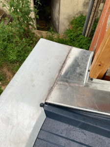 Photo de galerie - étanchéité de finition sur bac acier en zinc