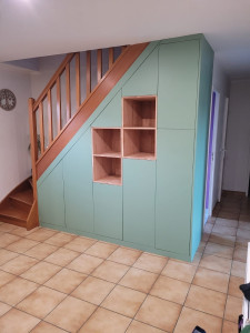 Photo de galerie - Aménagement sous escalier sur mesure 