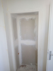 Photo de galerie - Placard modifié pour encastré le frigo côté cuisine.