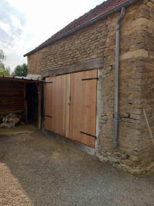Photo de galerie - Réalisation d'une ouverture de grange est création de porte de garage sur mesure. 