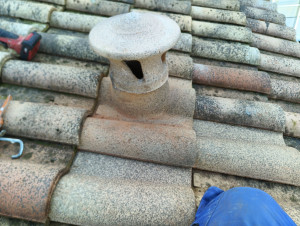 Photo de galerie - Pose tuile a douille pour remplacer chapeau avec infiltrations 