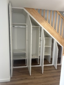 Photo de galerie - Montage dressing sous escalier 