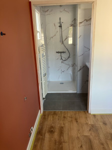 Photo de galerie - Pose de parquet, carrelage salle de bain et plaque dumawall murale salle de bain