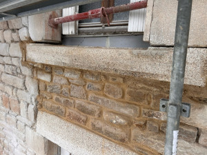 Photo de galerie - Remontage moellons avec pose d’un appuis de fenêtre en granite brut