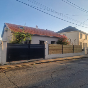 Photo de galerie - Portail coulissant et bardage bois