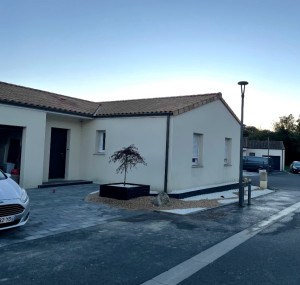 Photo de galerie - Réalisation d’un pavage ainsi qu’un bac ardoise avec création de massif 