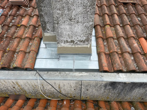 Photo de galerie - Abrègement de cheminée en Zinc avec solin mortier 