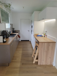 Photo de galerie - Pose d'une cuisine et changement d'un plan de travail.